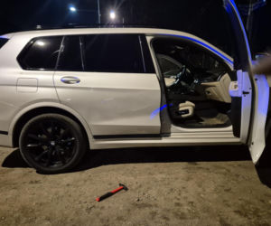 Białe BMW w którym doszło do napaści z użyciem młotka