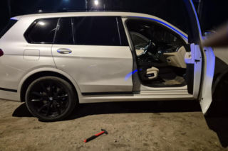 Białe BMW w którym doszło do napaści z użyciem młotka