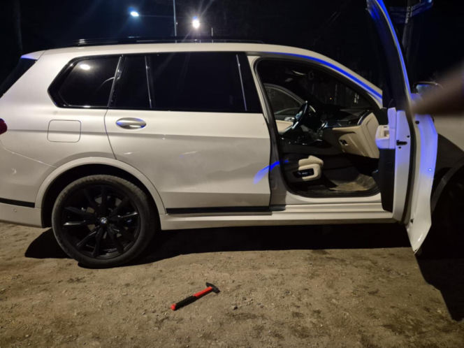 Białe BMW w którym doszło do napaści z użyciem młotka