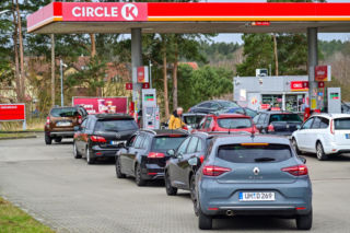 Niemieckie auta szturmują stacje w Lubieszynie. „Turystyka paliwowa” kwitnie przez różnicę 3 zł na litrze