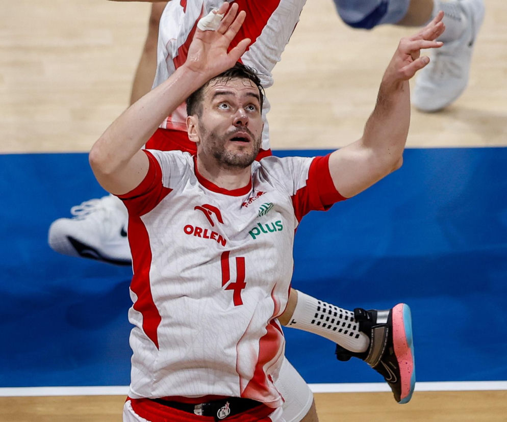 Siatkarz Marcin Komenda patrzy w górę podczas meczu. O celach kadry na Euro przeczytasz na SE Supersport.