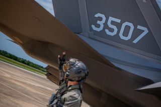 Polskie F-35 w powietrzu. Rajd Powitanie z Polską nad największymi miastami