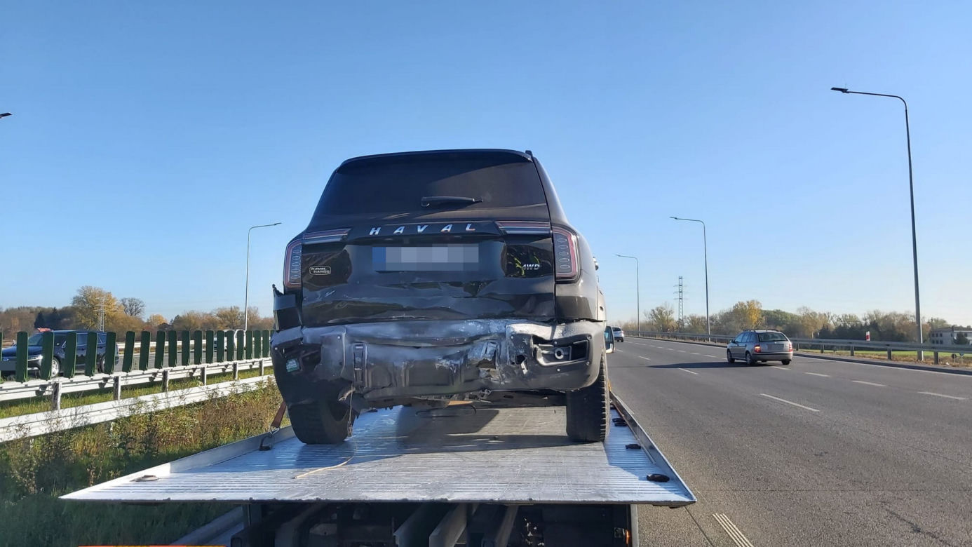 Wypadek na S2 w Warszawie. Trzy rozbite auta i ranne dziecko
