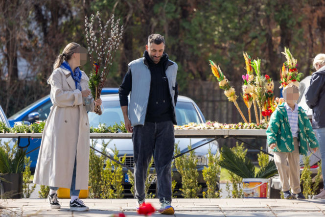 Rafał Maserak tańczący z palmami