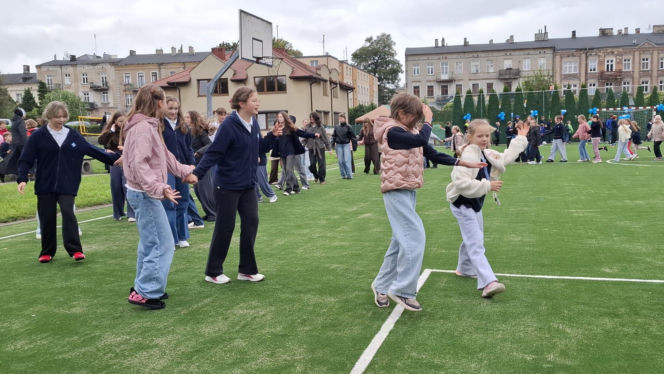Zmodernizowane boisko przy Szkole Podstawowej Sióstr Nazaretanek w Kaliszu już otwarte