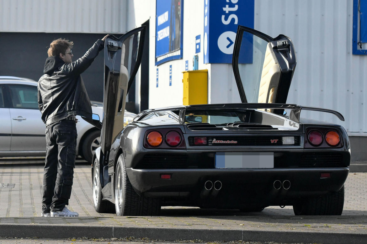 Maciej Musiał najpierw pieści auto, potem dziewczynę