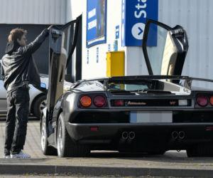 Maciej Musiał najpierw pieści auto, potem dziewczynę