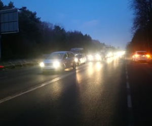 Bełchatów. Kibice GKS Bełchatów blokują drogi. 