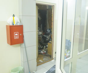 Udało się wejść do zaśmieconego mieszkania na Gocławiu. Wielkie sprzątanie