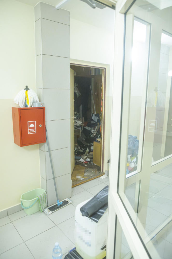 Udało się wejść do zaśmieconego mieszkania na Gocławiu. Wielkie sprzątanie