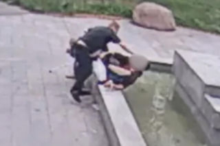 Przysiadł na brzegu fontanny. Nagle podbiegli dwaj mężczyźni i zaczęli go topić! Horror w Łodzi