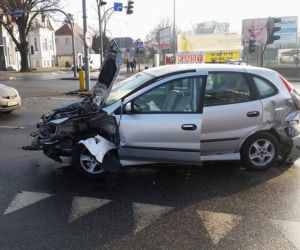 Wypadek na Ogińskiego. Zderzyły się dwa samochody osobowe