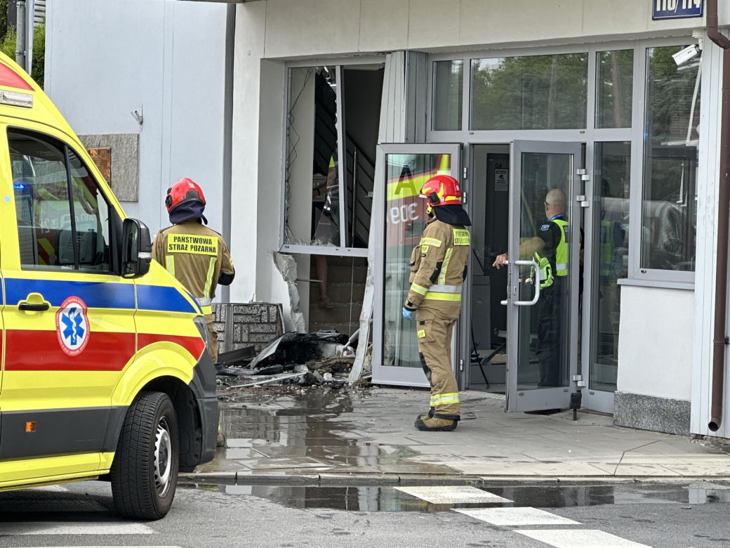 Auto wbiło się w budynek Instytutu Lotnictwa