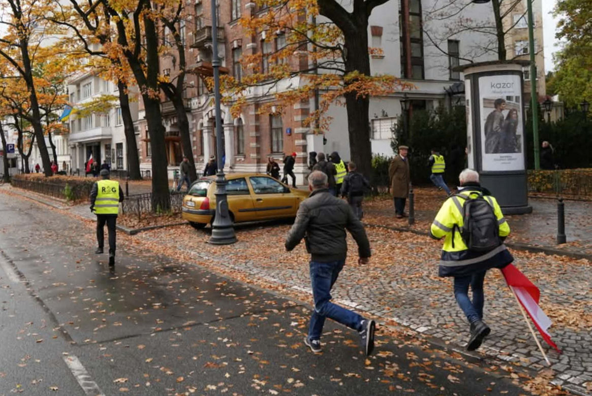 Uderzył kobietę przed Trybunałem Konstytucyjnym. Miał przy sobie nóż, pistolet i narkotyki!