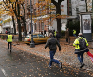 Uderzył kobietę przed Trybunałem Konstytucyjnym. Miał przy sobie nóż, pistolet i narkotyki!
