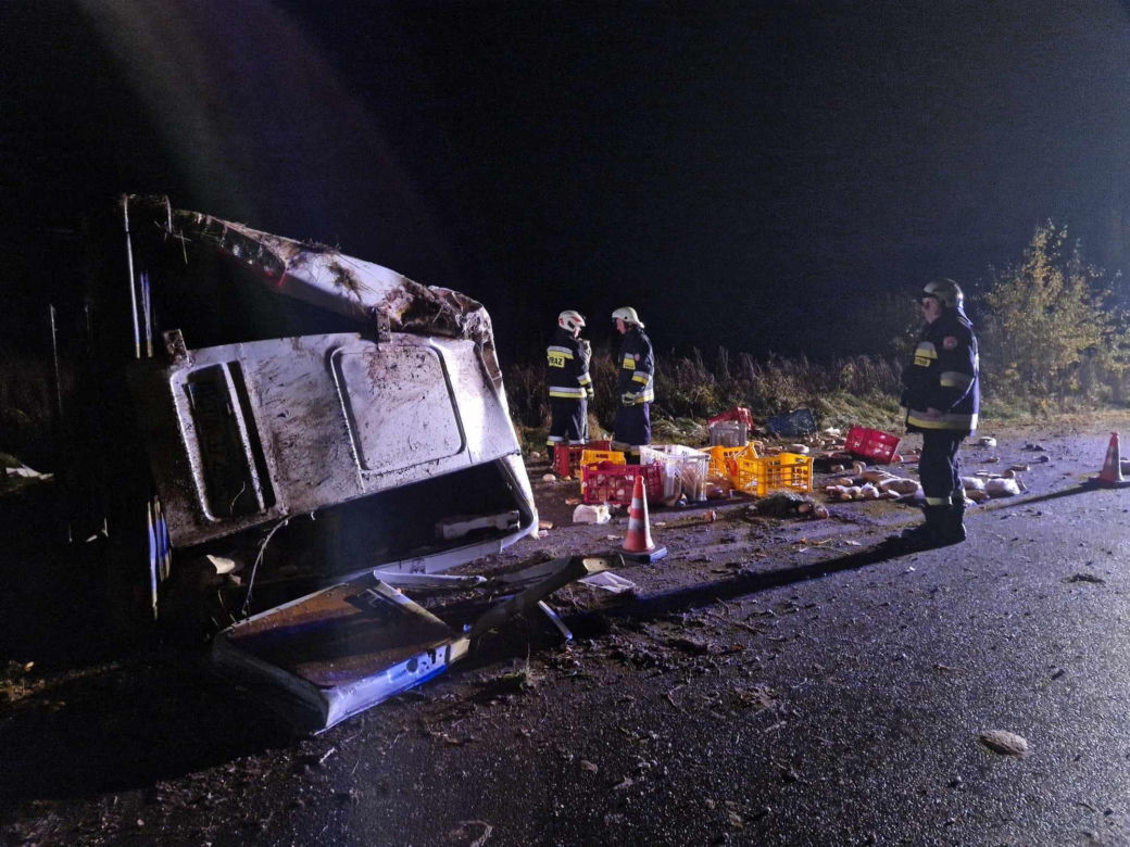 Smyków. Kierowca dostawczego mercedesa wylądował w rowie i dachował