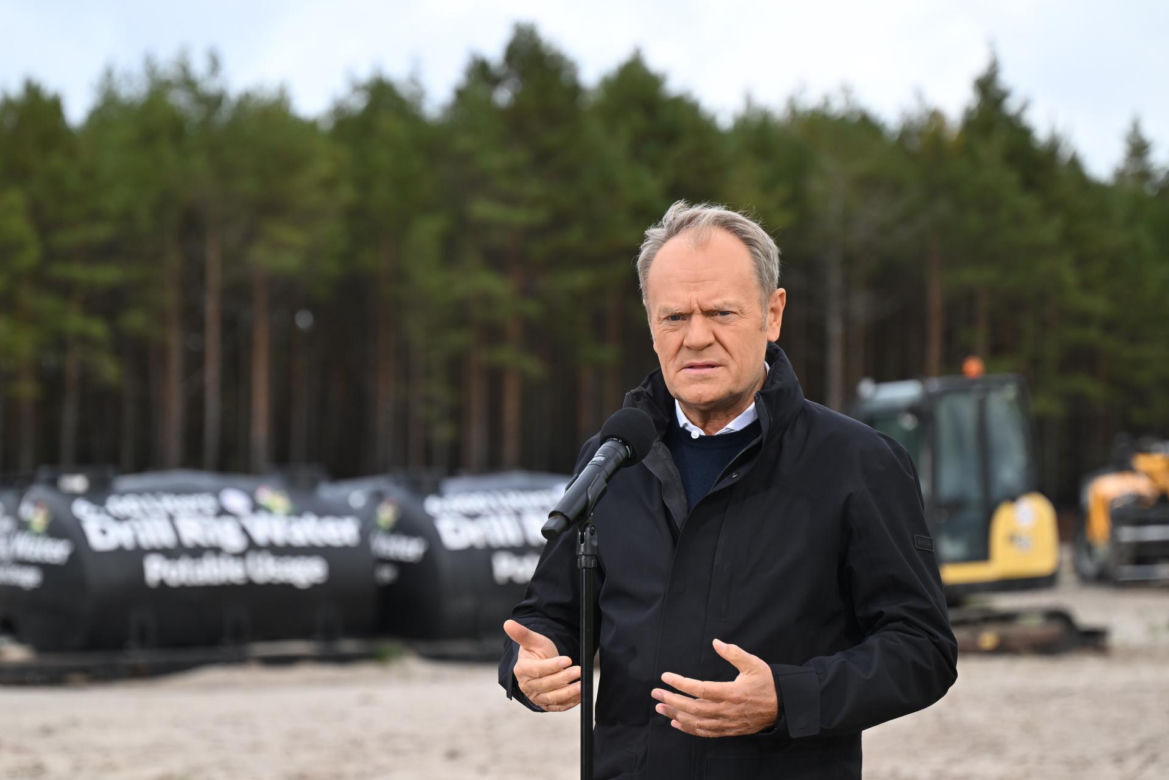 iebrowo, 15.10.2025. Premier RP Donald Tusk podczas wizyty na miejscu planowanej budowy pierwszej polskiej elektrowni jądrowej Lubiatowo – Kopalino w Biebrowie (woj. pomorskie)