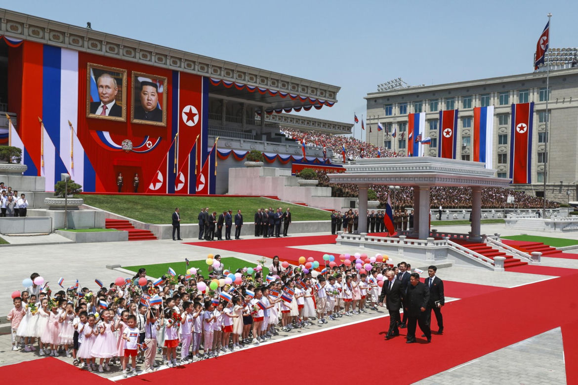 Putin w objęciach Kim Dzong Una! "Przyjacielska pogawędka"