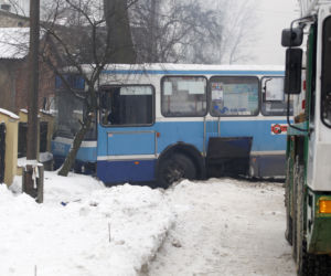Sączów: Sanki wjechały pod autobus. 10-latek nie żyje, 8-latka w stanie ciężkim