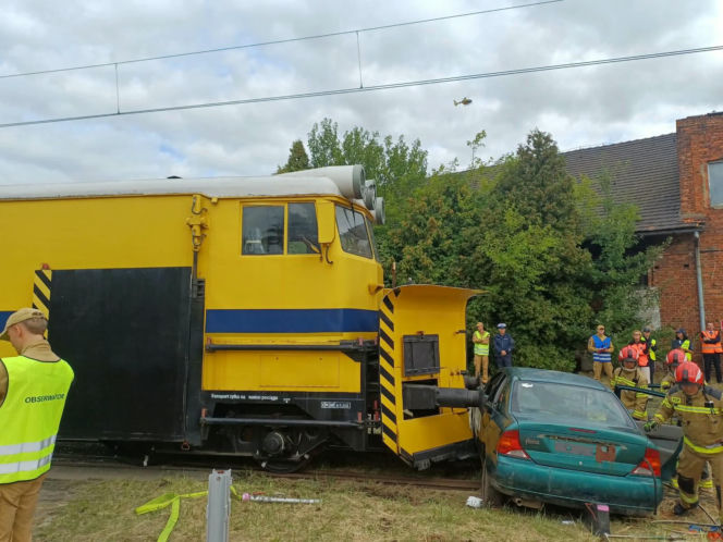 Drezyna uderzyła w samochód. Wielka akcja służb na przejeździe w Ostrowie [ZDJĘCIA]