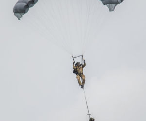 Policyjny black hawk nad Warszawą