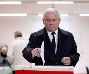 	Założył się i poszedł głosować