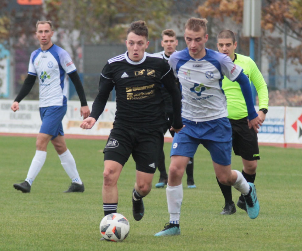 ​Piłkarska V liga - mecz na szczycie już w niedzielę  