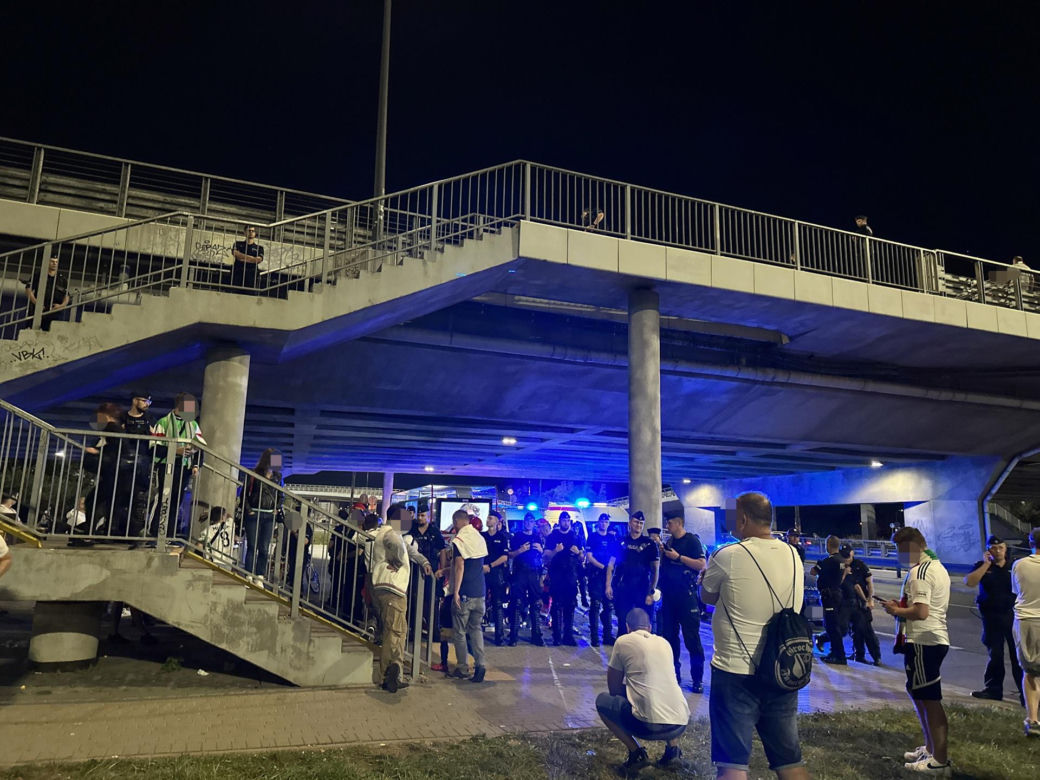 Tragedia po meczu Legii Warszawa. Kibic spadł w mostu na Wisłostradę. Nie żyje. „Chciał skrócić sobie drogę”