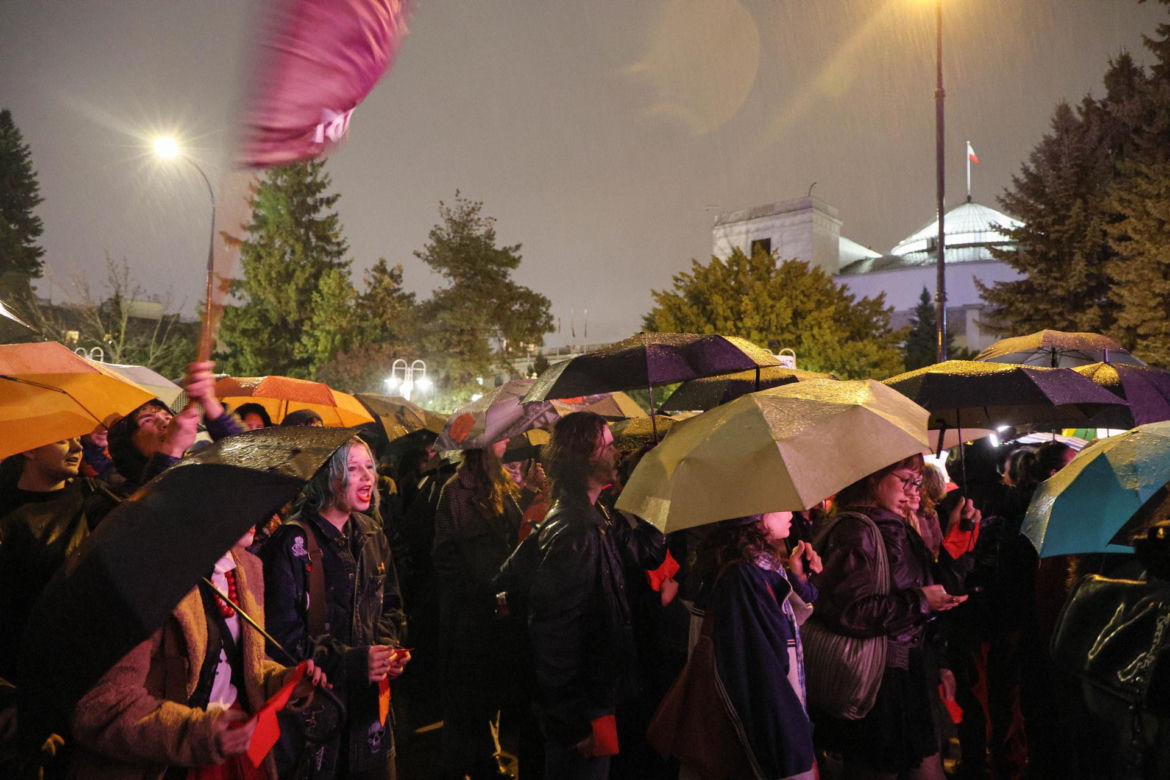 „Czerwona kartka za aborcję” przed Sejmem. Protest w Warszawie