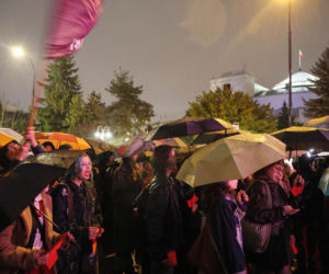 „Czerwona kartka za aborcję” przed Sejmem. Protest w Warszawie