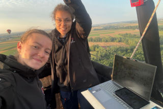 Szokujący wypadek! Balon uderzył w blok, jedna osoba nie żyje