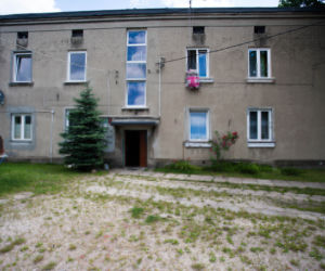 RODZINIE Z DZIECKIEM GROZI PRZEPROWADZKA NA BRUK.