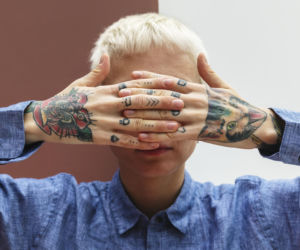 Tatuaż niszczy oczy? Eksperci ostrzegają przed chorobą, która kończy się ślepotą