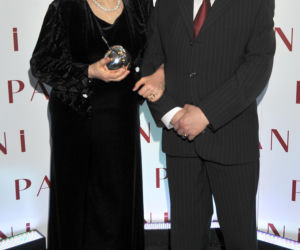 Wojciech Pokora odzywa się z zaświatów i siada z żoną w fotelu