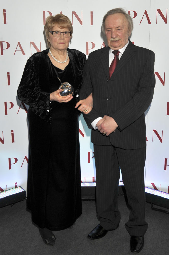 Wojciech Pokora odzywa się z zaświatów i siada z żoną w fotelu