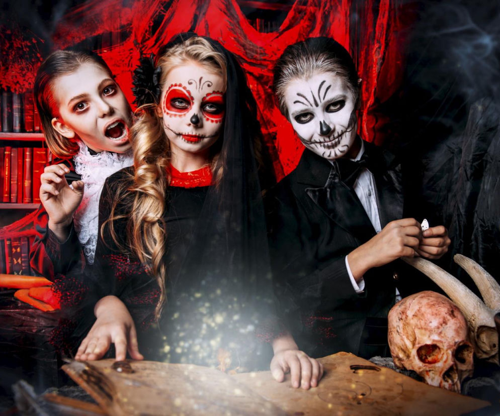 Troje dzieci w przebraniach i z makijażem na Halloween. O apelu sołtysa w tej sprawie przeczytasz na SE.