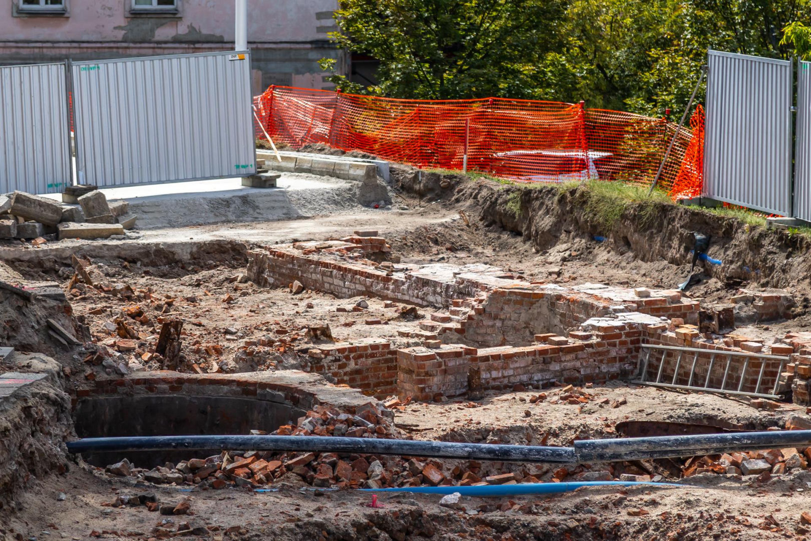 Mariensztat - odkopany fragment elewacji dawnej kamienicy wraz z balkonem