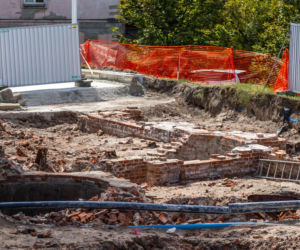 Mariensztat - odkopany fragment elewacji dawnej kamienicy wraz z balkonem