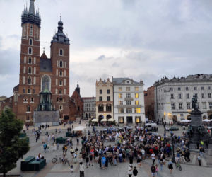 Miał być rekord frekwencji, była kontrowersyjna zabawa. Tak wyglądało „wesele” w Krakowie