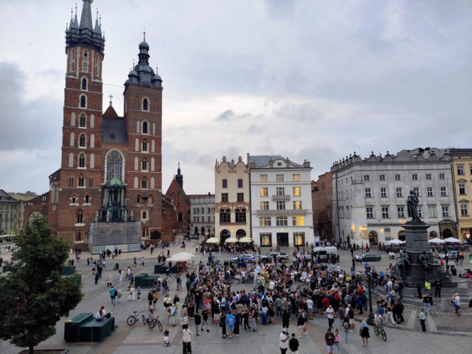 Miał być rekord frekwencji, była kontrowersyjna zabawa. Tak wyglądało „wesele” w Krakowie
