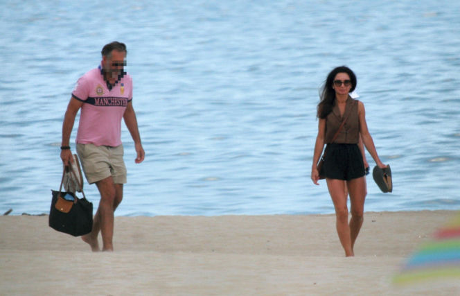 Marta Kaczyńska z mężem na plaży