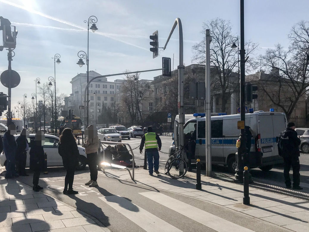 Rowerzystka potrącona na rogu Pięknej i Aleji Ujazdowskich