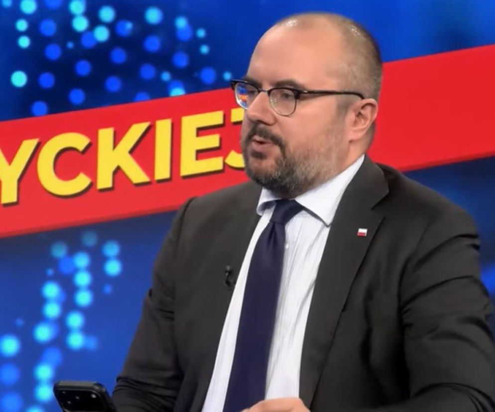 Poseł Paweł Jabłoński w okularach i garniturze. O kulisach rozmów wewnątrz PiS przeczytasz na SE Polityka.