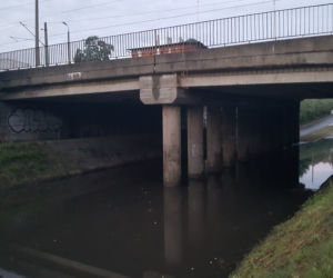Ulewa w Bydgoszczy. Woda zalała ul. Brzechwy pod wiaduktem kolejowym [ZDJĘCIA]