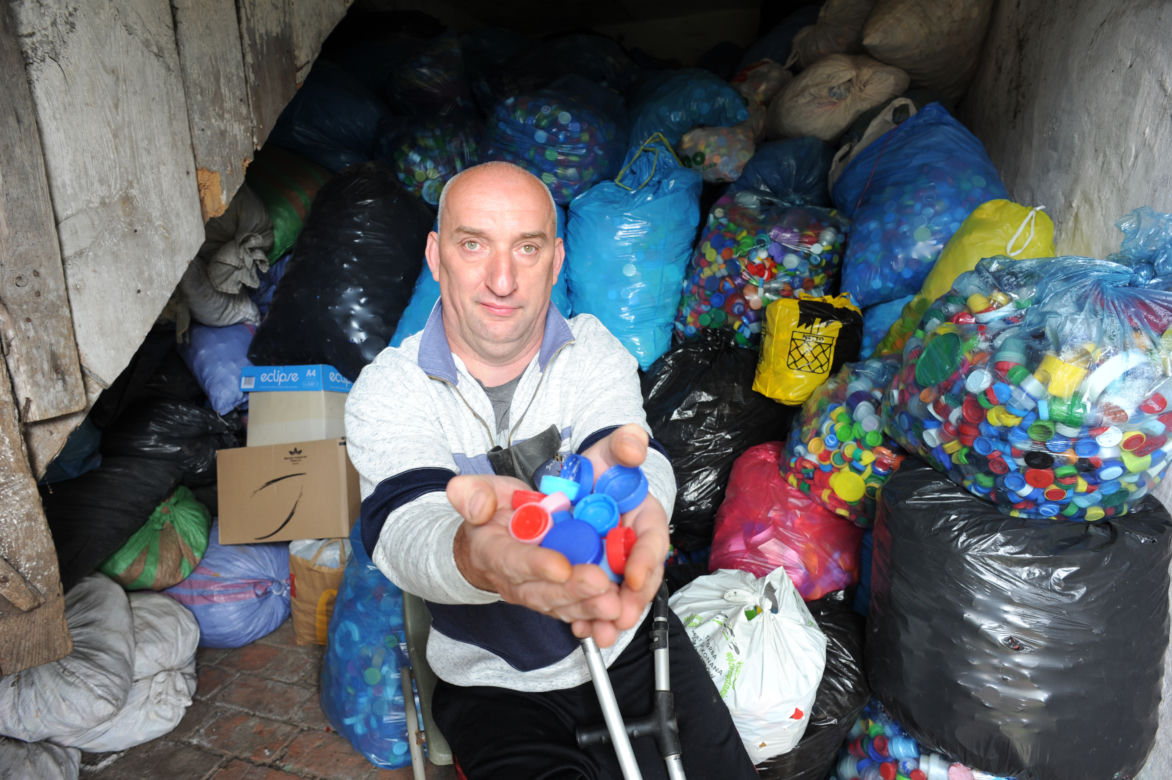 Za plastikowe nakrętki spełni ostatnią wolę ojca