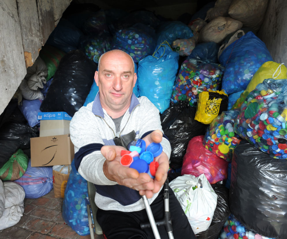 Za plastikowe nakrętki spełni ostatnią wolę ojca