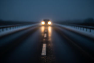 Śliskie drogi na Mazowszu. Jak uniknąć zimowych pułapek?