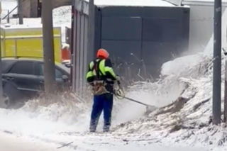 Koszą trawę w śniegu. Takie sceny tylko w Zieleńcu