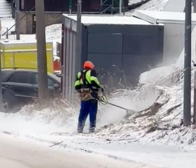 Koszą trawę w śniegu. Takie sceny tylko w Zieleńcu
