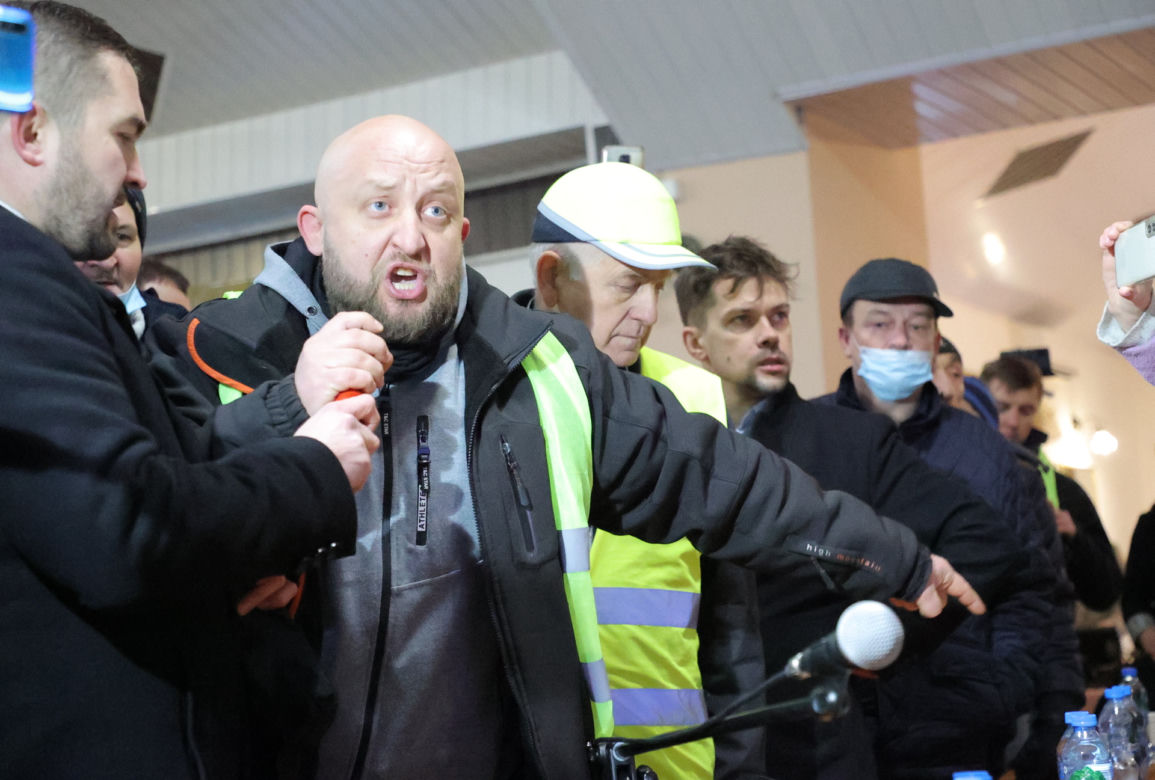 Awantura o lokalizację CPK. Mieszkańcy przyszli z kupą gnoju i jajkami 